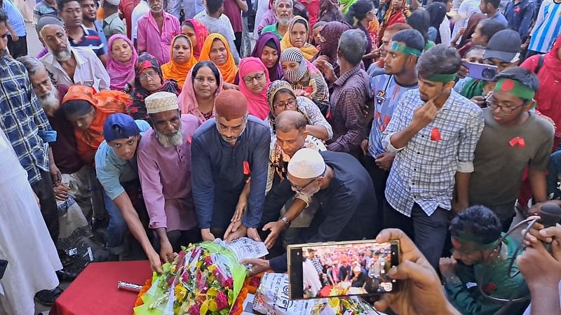 ঢাকায় গুলিবিদ্ধ হয়ে নিহত ছাত্র ফেডারেশনের নেতা জুলফিকার শাকিলের কফিনে শ্রদ্ধা নিবেদন করেন বিভিন্ন শ্রেণি-পেশার মানুষ। বৃহস্পতিবার সন্ধ্যায় বরিশাল নগরের অশ্বিনী কুমার হলের সামনে